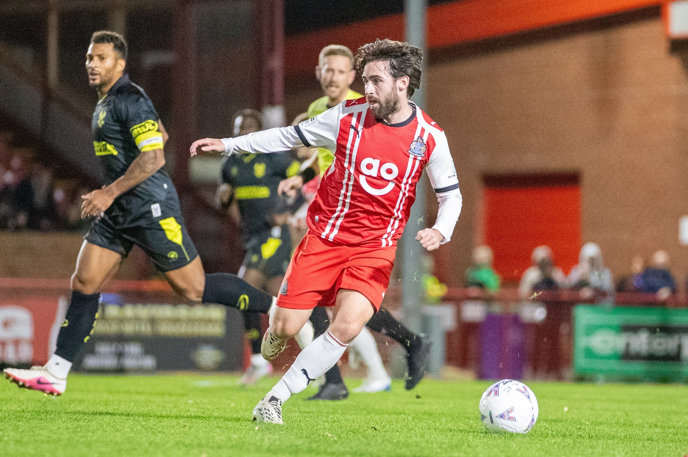 Robins so close in frantic finale but Harriers hold out to share the spoils